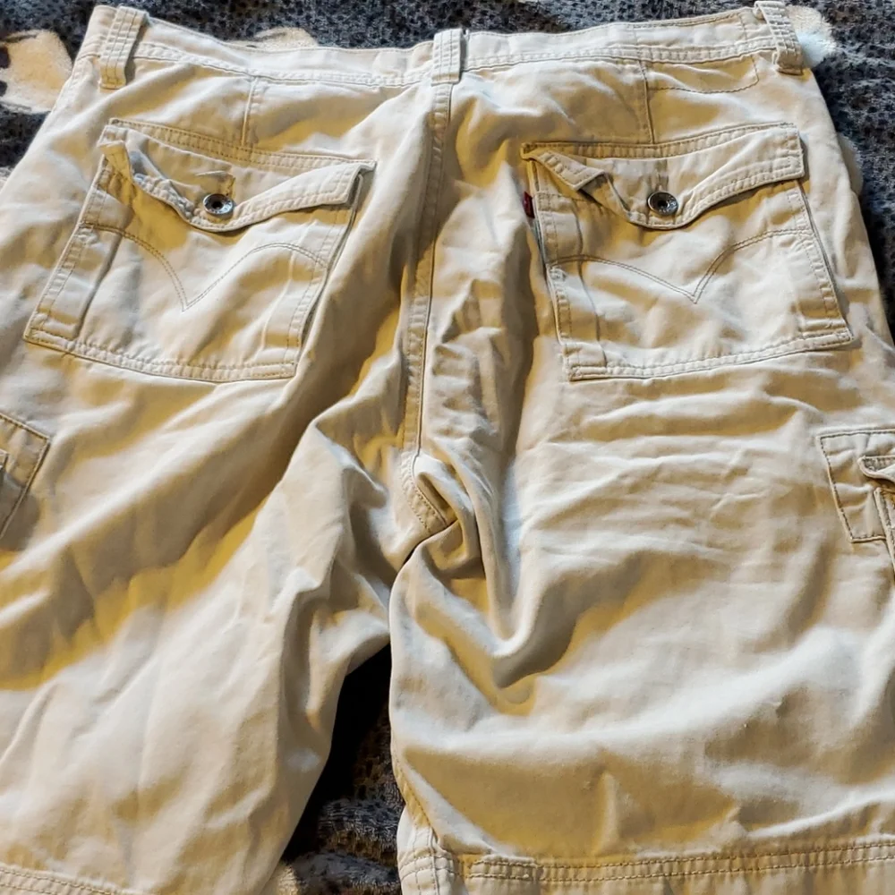 Levi's Men’s Cream Cargo Shorts - Classic Pocket Detail